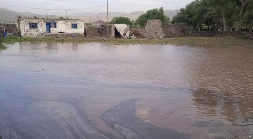 Doğubayazıt’ta sel! Araziler ve evler su altında kaldı