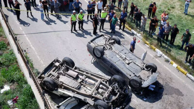 İki araç köprüden uçtu! Araçlarda sıkışan vatandaşlar…