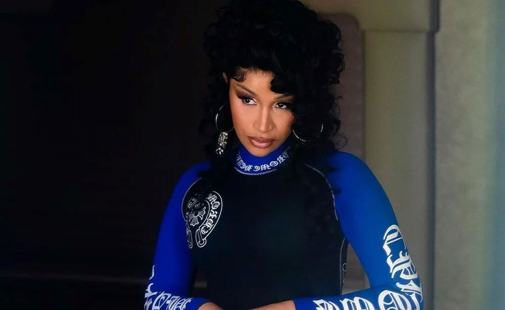 Cardi B’yi sinirlendiren olay: Hayranına mikrofon fırlattı