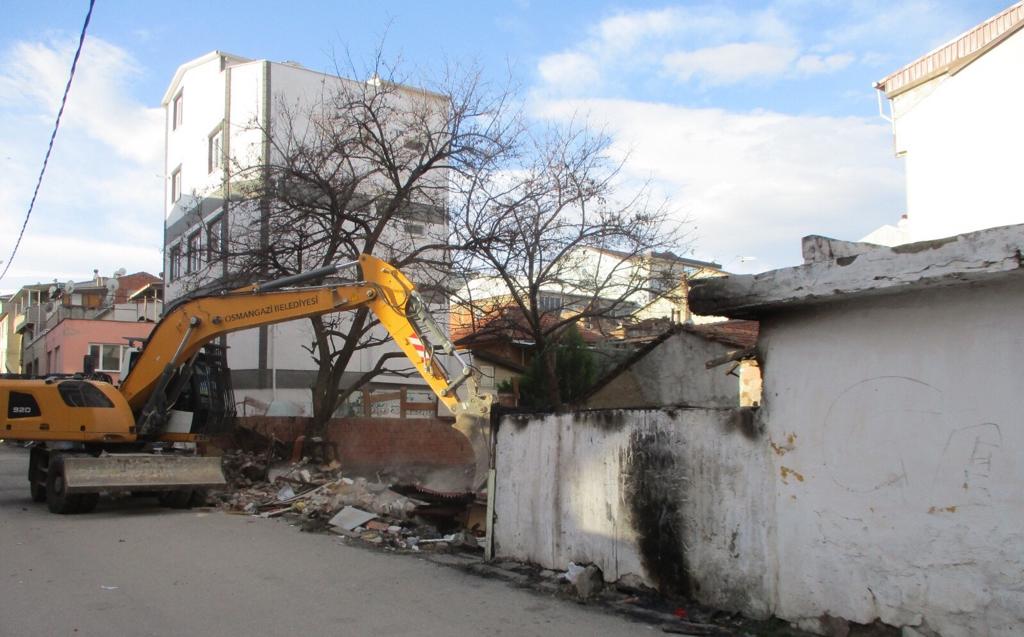 Bursa’da tehlike saçan binalar yıkılıyor