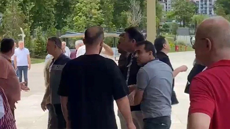 Cenaze namazı öncesi cami avlusunda kavga