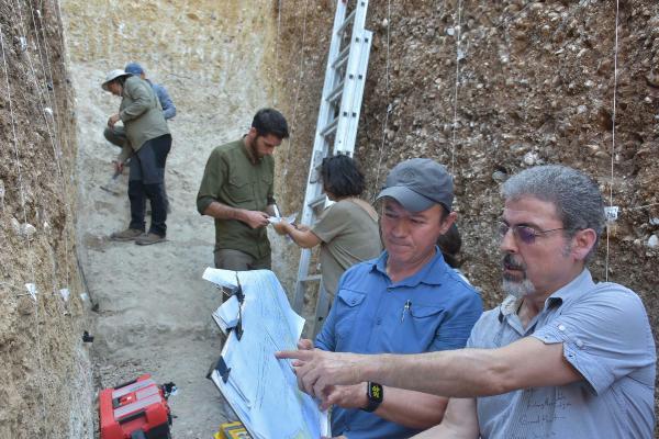 İzmir’deki faya yakın takip! Bilim adamları hendek açıp inceledi