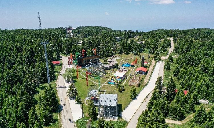 Uludağ'da kurulan ve çeşitli ekstrem sporların da yapıldığı macera parkı,