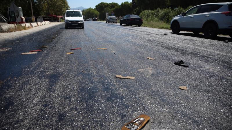 Asfalt eriten sıcak! Terlikler yapıştı