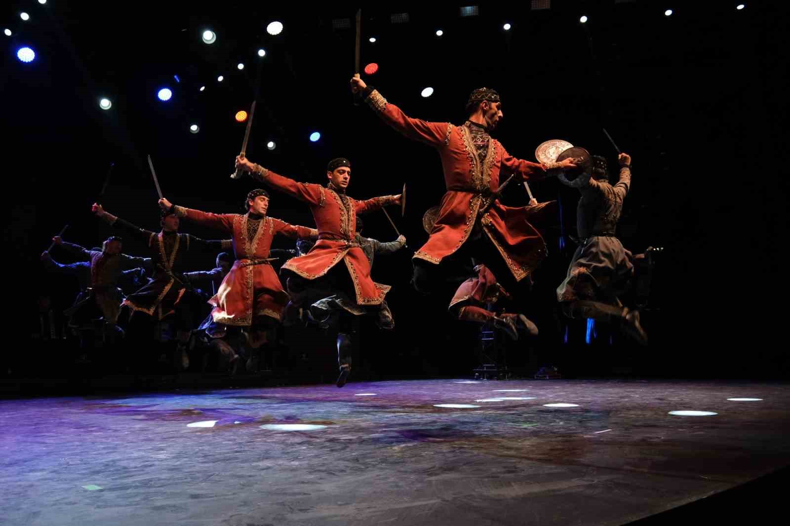 Bursa Festivali’nde yer çekimine meydan okuyan gösteri 5 bursa festivalinde yer cekimine meydan okuyan gosteri 2afb467