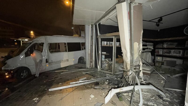 Bursa'nın Yıldırım ilçesinde, servis aracının kontrolden çıkarak mağaza ve restorana