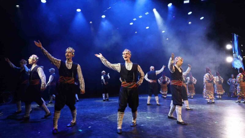 Bursa’da Karagöz Halk Dansları’ndan renkli final Türkiye’nin köklü folklor gösteri ekiplerinden Karagöz Halk Dansları Topluluğu, Bursa