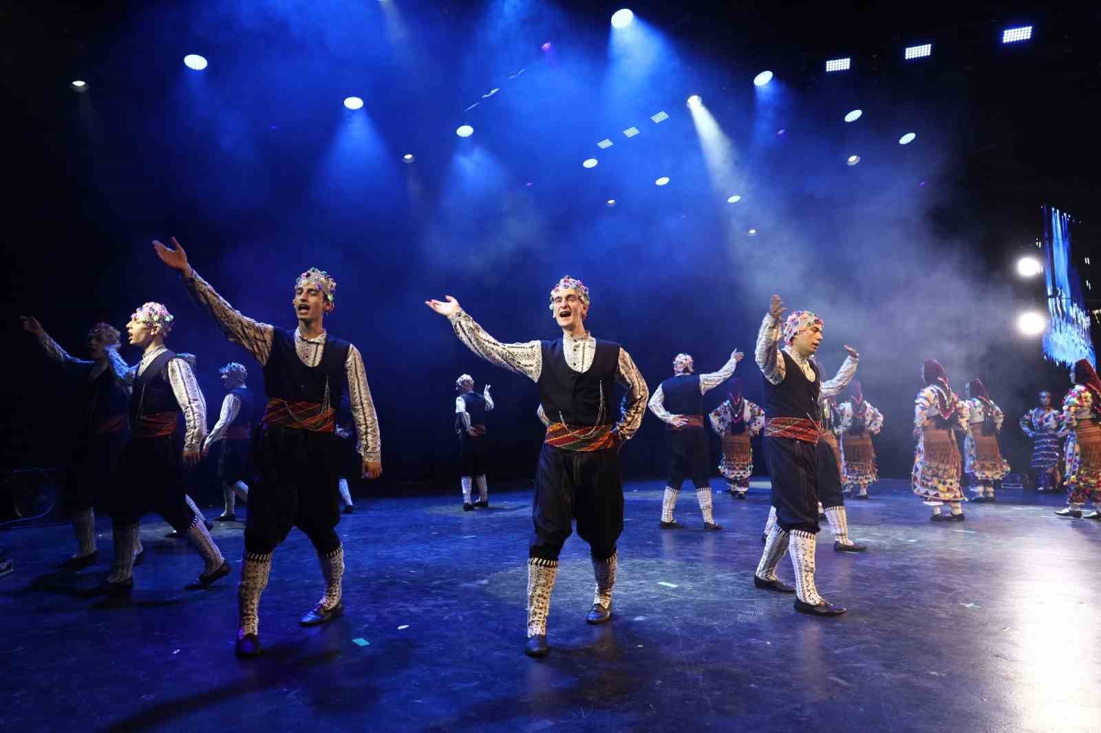 Bursa'da Karagöz Halk Dansları'ndan renkli final 1 bursada karagoz halk danslarindan muhtesem final ab1baa0