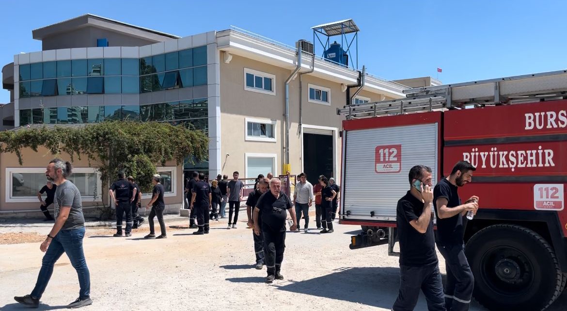 Bursa’da fabrikada yangın! 3 işçi dumandan etkilendi