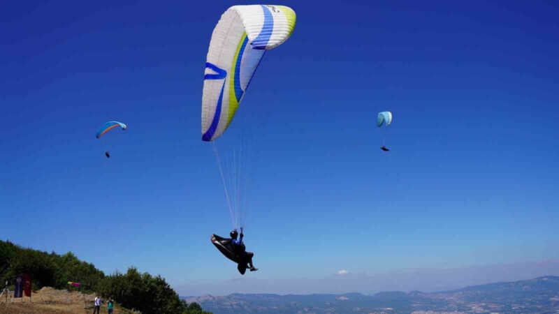 Bursa’da yamaç paraşütü heyecanı Türkiye Hava Sporları Federasyonu ve Gökyüzü Hava Sporları Kulübü tarafından
