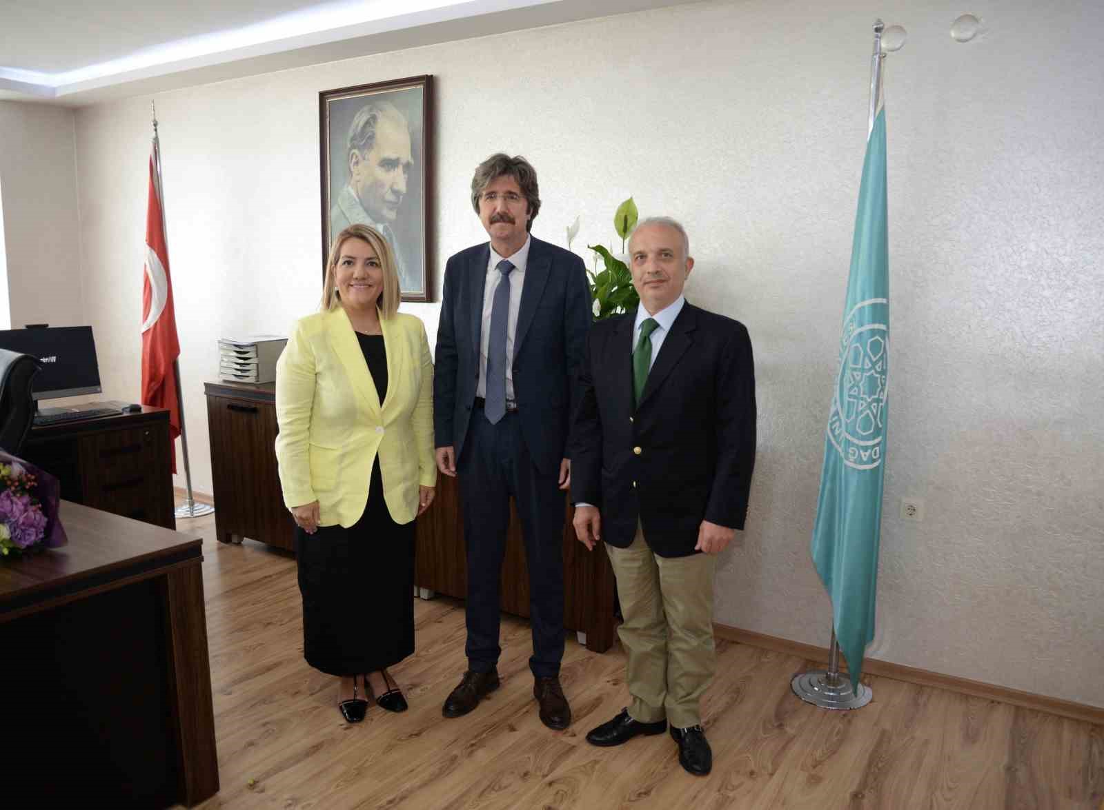 Uludağ Üniversitesi Tıp Fakültesi’nin en genç ve ilk kadın dekanı görevi devraldı Uludağ Üniversitesi Tıp Fakültesi’nin en genç ve ilk kadın dekanı görevi devraldı