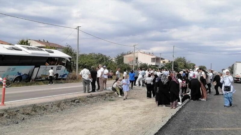  Çanakkale'nin Gelibolu ilçesinde, Şehitler Abidesi'ne gelenleri taşıyan tur otobüsünün barakaya
