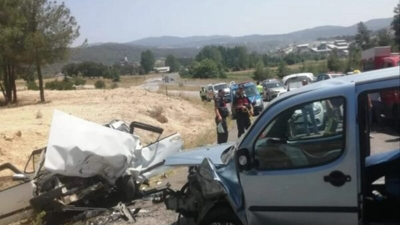  Bursa'nın Orhaneli ilçesinde hafif ticari araçla otomobilin çarpıştığı kazada 1