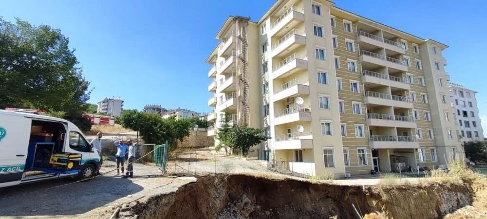 Doğalgaz borusu patladı, binalar boşaltıldı Doğalgaz borusu patladı, binalar boşaltıldı