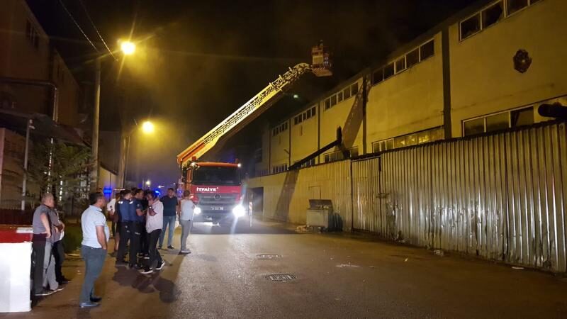 Bursa'nın İnegöl ilçesinde bir mobilya imalat fabrikasında çıkan yangın söndürüldü.
