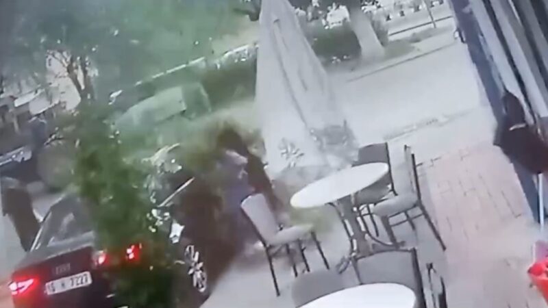 Bursa’da faciadan son anda kurtuldu! İşte o anlar… Bursa’nın İznik ilçesinde fırtınadan dolayı kopan dev bir ağaç dalı,