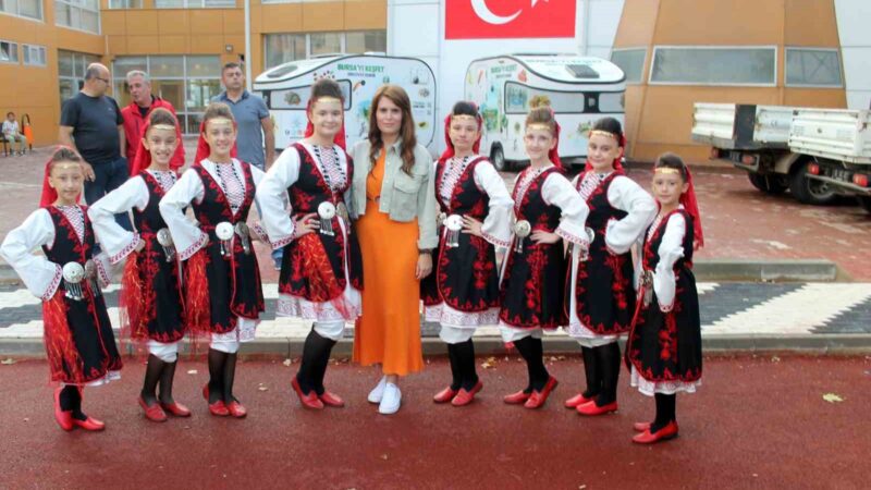 Bursa Büyükşehir Belediyesi tarafından düzenlenen Altın Karagöz Halk Dansları Yarışmasının