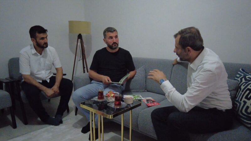 Başkan Işık, Gürsu’da çalınmadık kapı bırakmıyor Gürsu Belediye Başkanı Mustafa Işık, saha çalışmalarında Gürsulu hemşehrilerinin evlerine