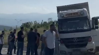 Bursa’da freni patlayan kamyon yoldan çıktı