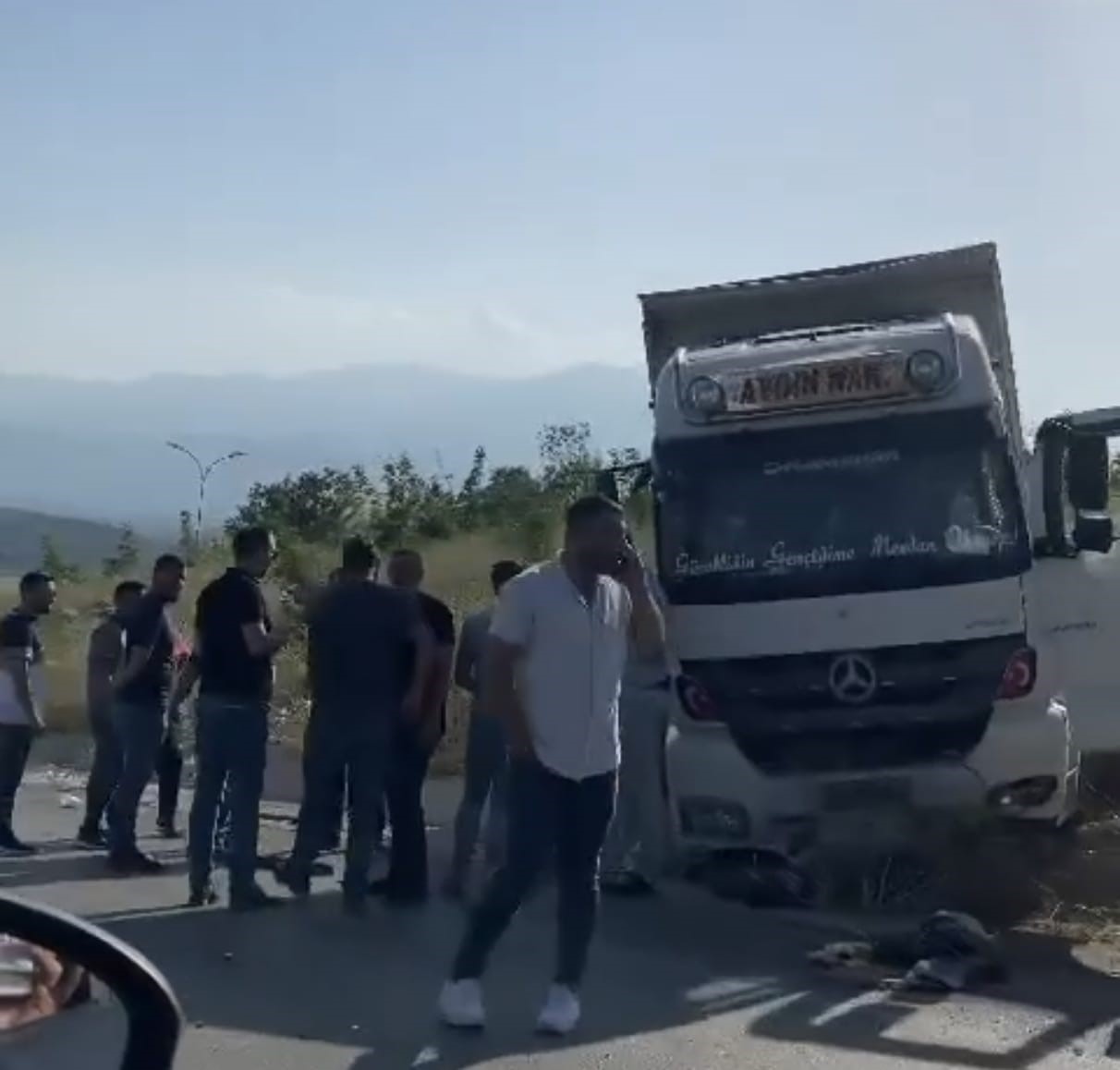 Bursa’da freni patlayan kamyon yoldan çıktı Bursa’da freni patlayan kamyon yoldan çıktı
