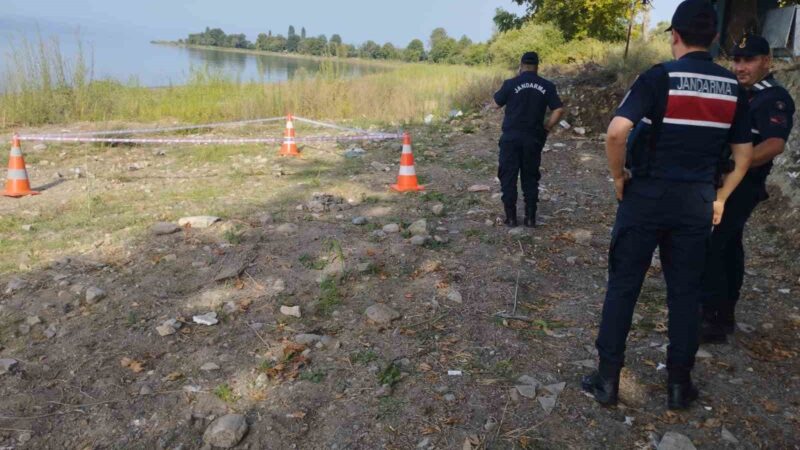 Bursa’da el bombası bulundu İznik Gölü Orhangazi sahilinde bir çocuk gölün içinde patlamamış bir