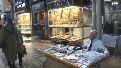 Bursa’da gözleri görmeden tek başına 66 yıldır esnaflık yapıyor