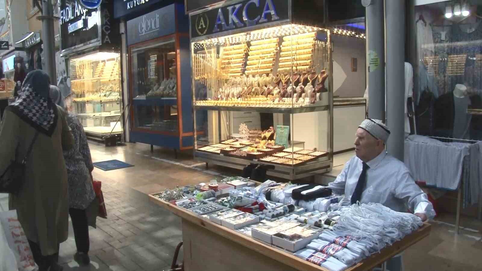Bursa’da gözleri görmeden tek başına 66 yıldır esnaflık yapıyor