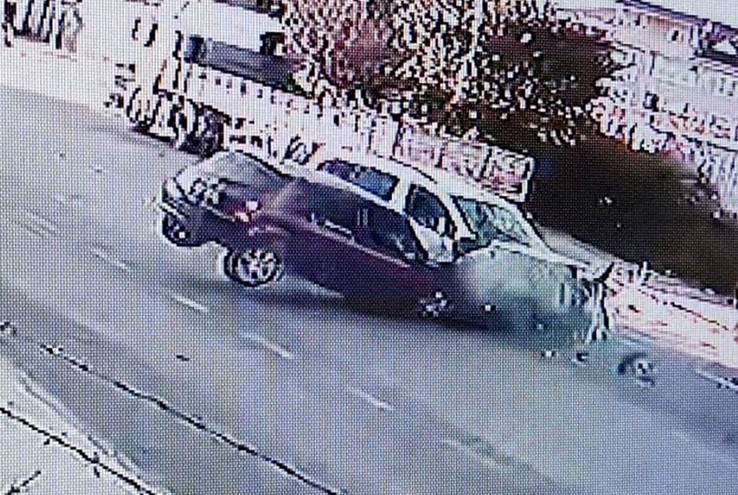 Bursa’da hafif ticari araç ile otomobil kafa kafaya çarpıştı Bursa’da hafif ticari araç ile otomobil kafa kafaya çarpıştı