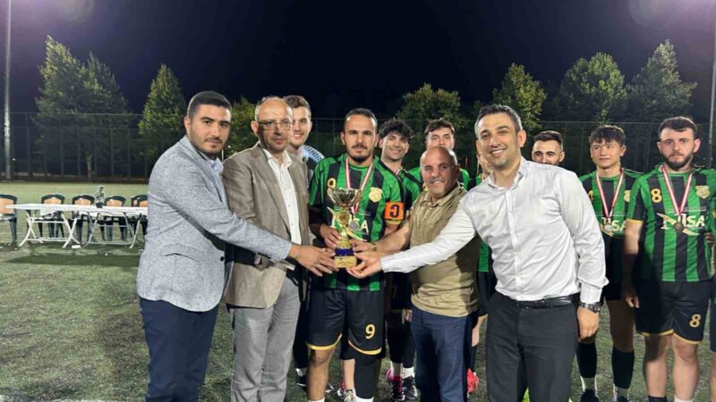 İlkay Gündoğan’ın imzaladığı topla başlayan Bursa’daki turnuva muhteşem sona erdi Bu yıl 8. BÜGED futbol turnuvasının her maçını binlerce kişi