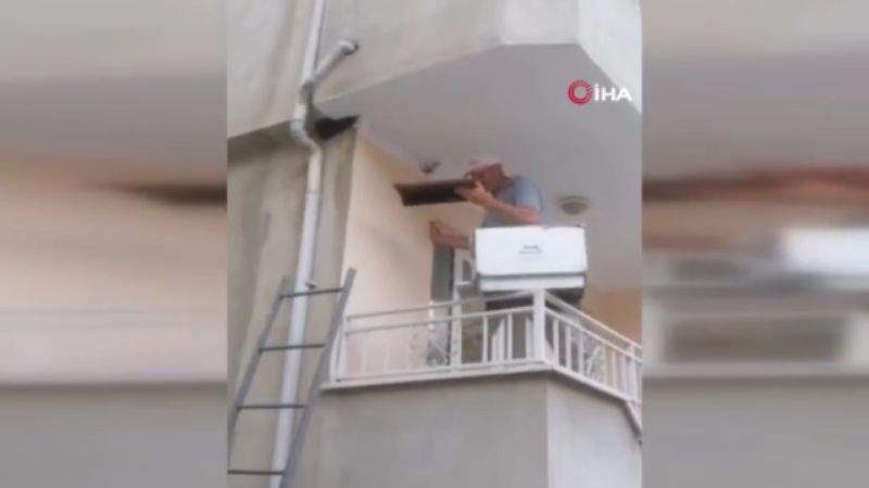 Yer: Bursa… Balkonda yüzlerce arı… Yer: Bursa… Balkonda yüzlerce arı…
