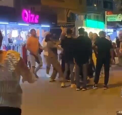 Bursa’da kadınların saç baş kavgası kamerada Bursa’da kadınlardan oluşan iki grup arasında çıkan sözlü tartışma yerini