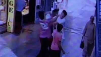 Bursa’da kavga eden gençleri süpürgesiyle ayırdı