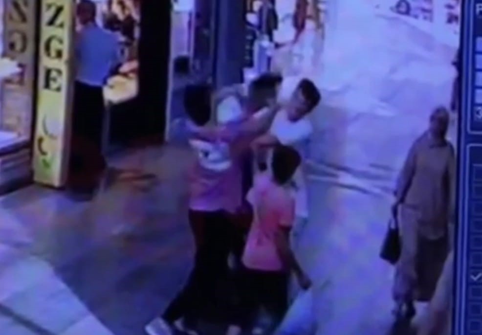 Bursa’da kavga eden gençleri süpürgesiyle ayırdı Bursa’da kavga eden gençleri süpürgesiyle ayırdı