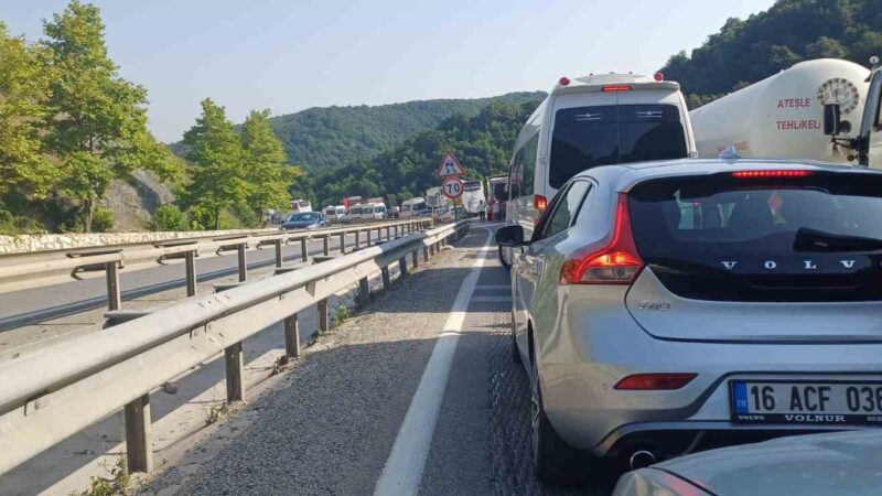 Bursa’da KPSS’ye gireceklere ‘kaza’ engeli Bursa’da kaza yapan kamyonun yolu kapatması sebebiyle Kamu Personel Seçme
