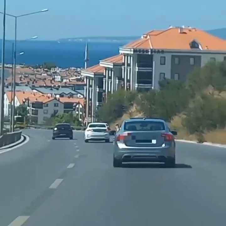 Bursa’da kazaya davetiye çıkardı… Araba kullanırken ayağını camdan dışarı çıkardı Bursa’da kazaya davetiye çıkardı… Araba kullanırken ayağını camdan dışarı çıkardı