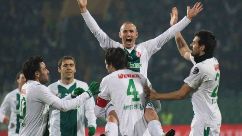 Bursaspor’un eski yıldızı geri dönmek istiyor! Bursaspor’da kısa süre forma giymesine rağmen taraftarın hafızasına kazınan Kenny