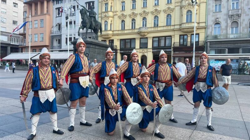 Kılıç kalkan Zagreb’te gönülleri fethetti Bursa’nın en önemli kültürel mirası kılıç kalkan oyunu Hırvatistan’ın Başkenti