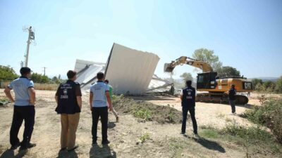 Bursa’da iki kaçak yapı daha yıkıldı