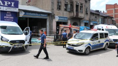 Kafasına iş makinesinden parke düşen çocuk hayatını kaybetti