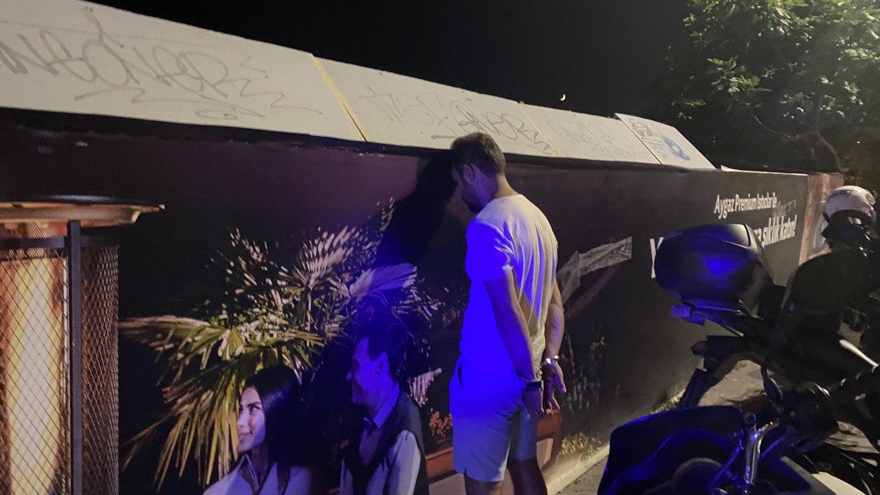 Alkollü sürücü dehşeti! Motosikletini ekiplerin üzerine sürdü