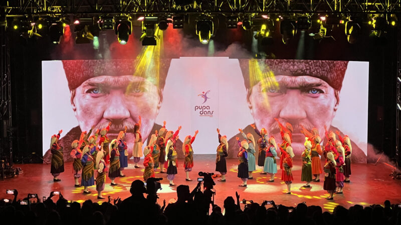 PUPA DANS Cumhuriyet’in 100 Yılı ‘ANA’ DOLU projesi ile ayakta alkışlandı Uluslararası Bursa Festivali kapsamında bu yıl 35'incisi düzenlenen Uluslararası Altın