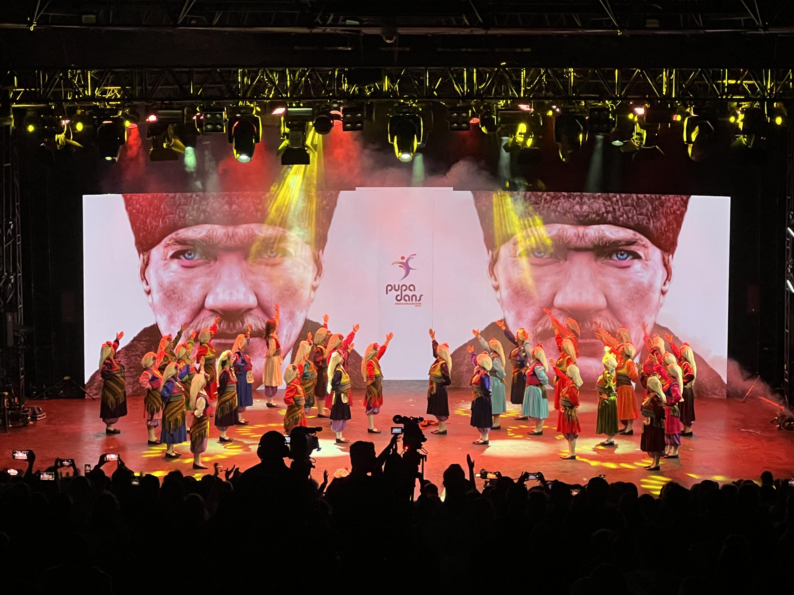 PUPA DANS Cumhuriyet’in 100 Yılı ‘ANA’ DOLU projesi ile ayakta alkışlandı PUPA DANS Cumhuriyet’in 100 Yılı ‘ANA’ DOLU projesi ile ayakta alkışlandı