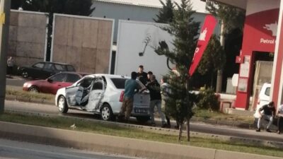 Bursa’da servis otobüsü ile otomobil çarpıştı! Kaza anı kamerada