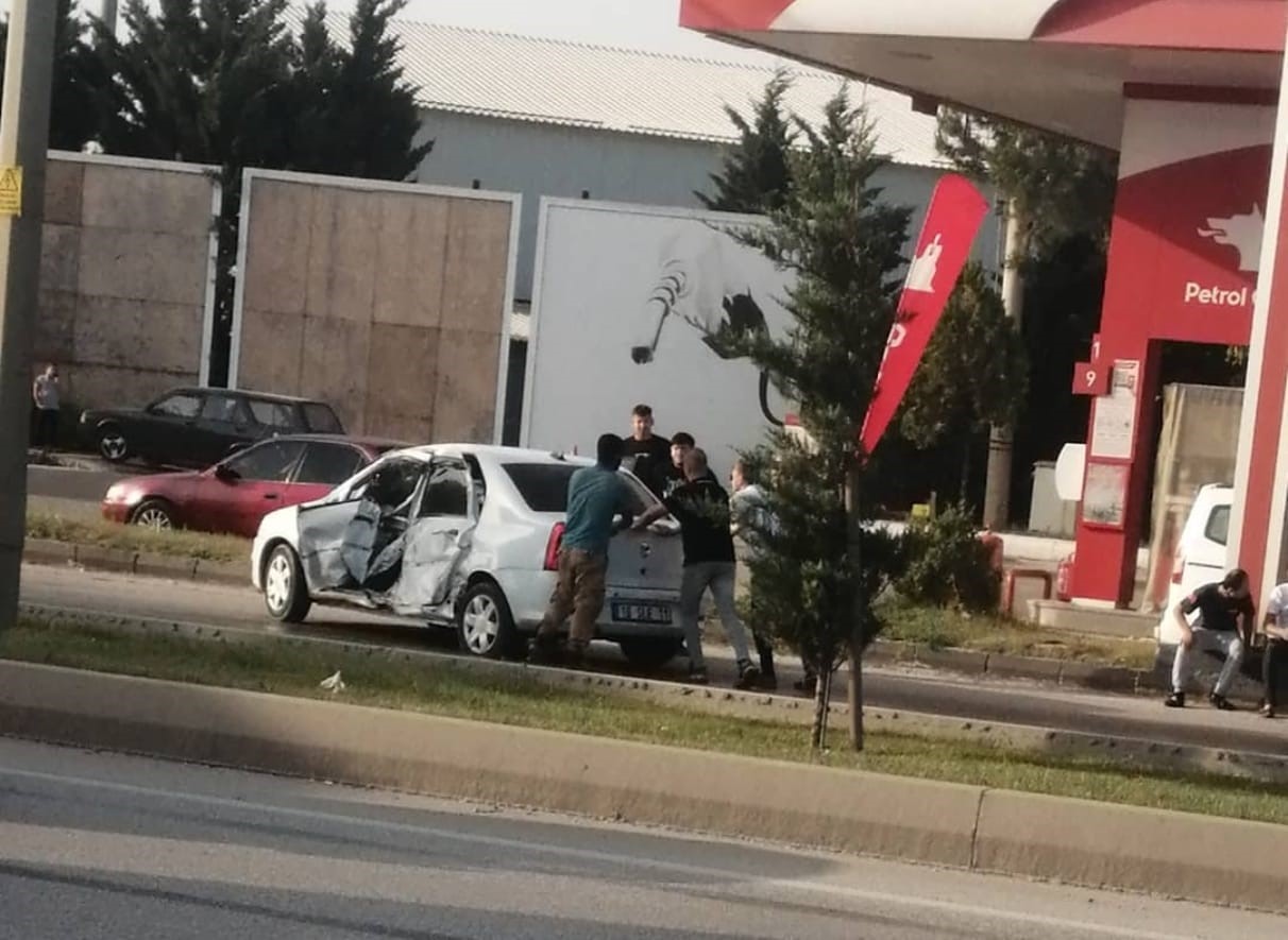 Bursa’da servis otobüsü ile otomobil çarpıştı! Kaza anı kamerada