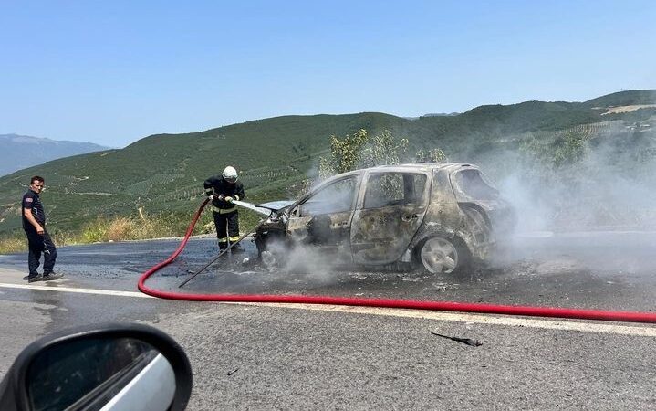 Bursa’da korkutan anlar! Alev topuna döndü Bursa’da seyir halindeyken yanmaya başlayan otomobil alev topuna döndü.