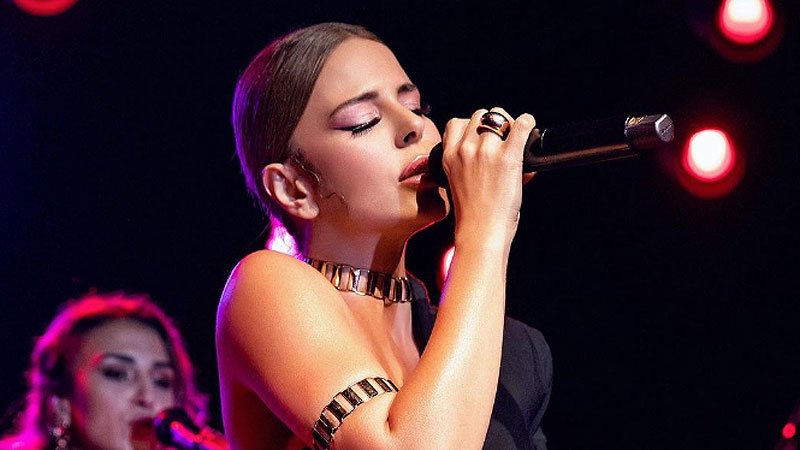 Simge Sağın sahne kıyafetiyle gündem oldu