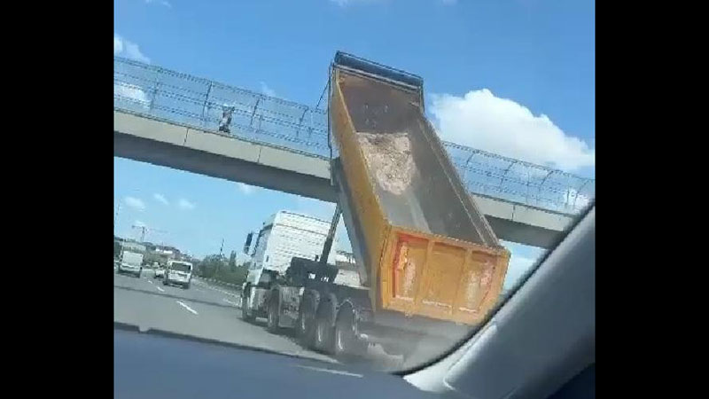 Hafriyat kamyonunun damperi üstgeçide çarptı