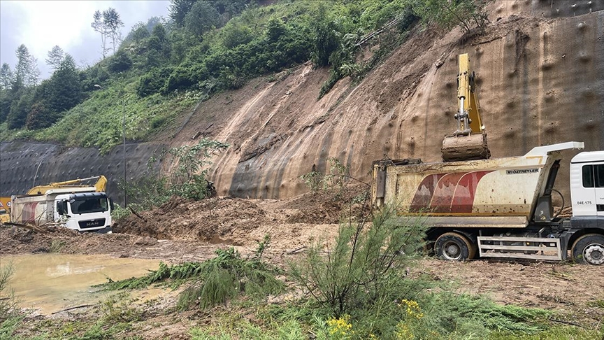 Bolu Dağı’nda heyelan: Kapanan otoyolda çalışmalar sürüyor