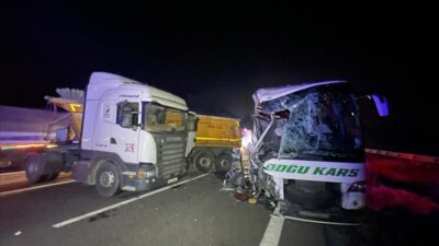 Yolcu otobüsü ile TIR çarpıştı: 18 yaralı