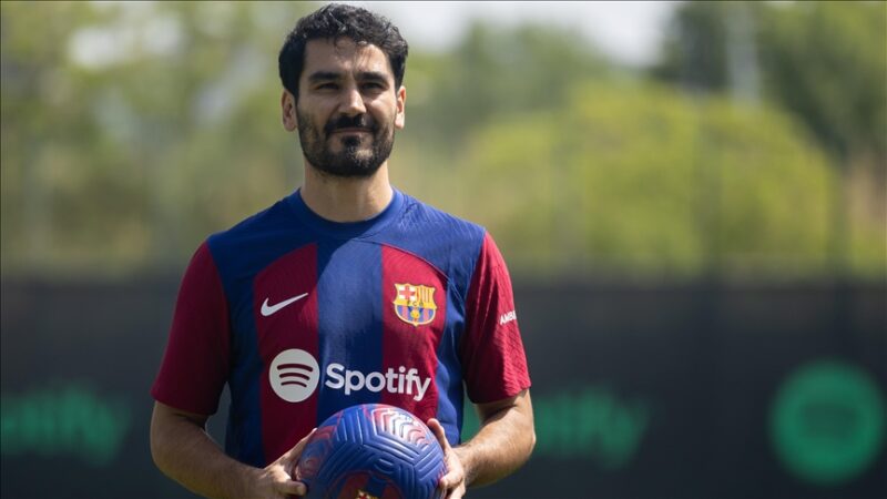 İspanya'nın Barcelona Kulübü, sözleşme imzaladığı 32 yaşındaki Türk asıllı oyuncu